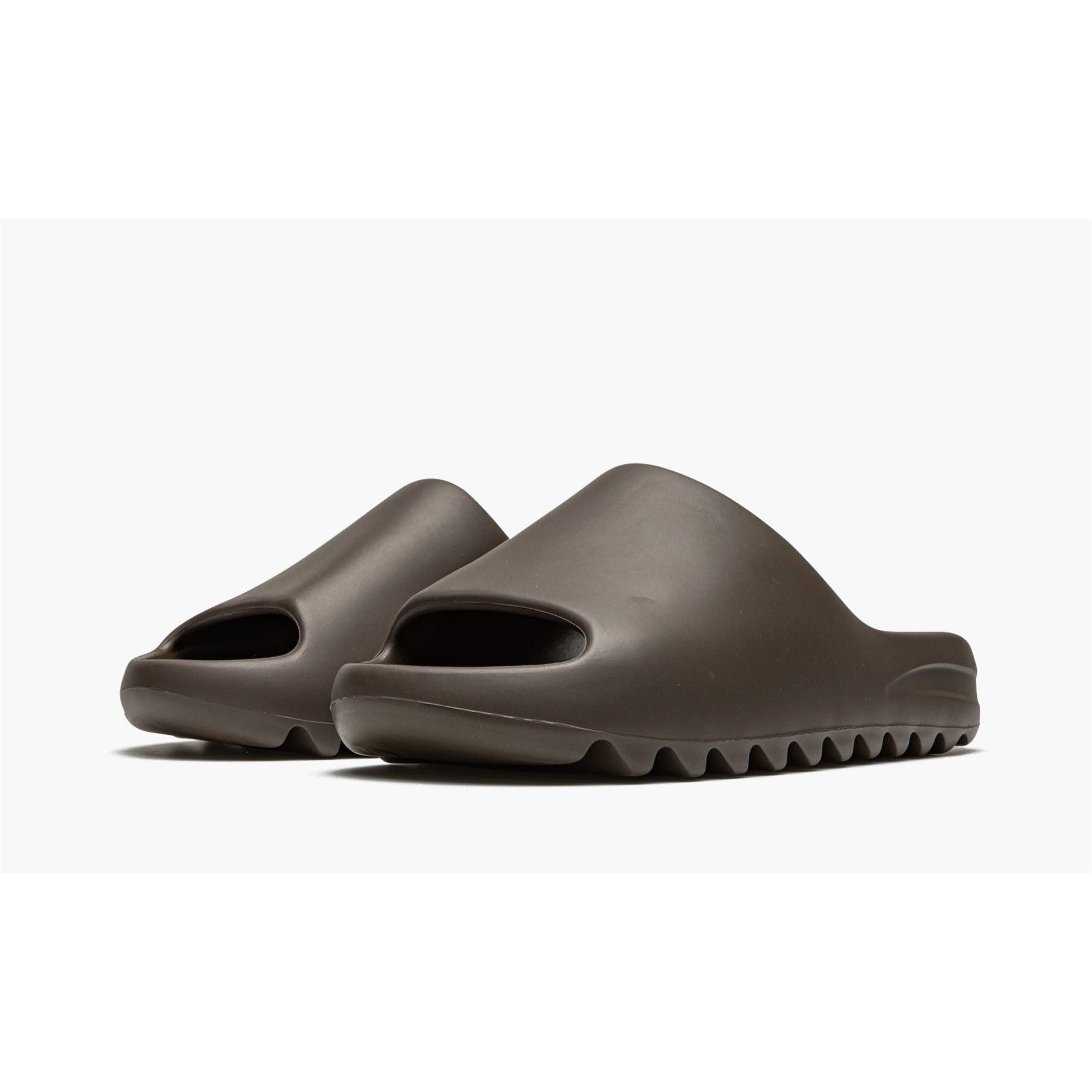 YEEZY SLIDE "Soot" - Plumas Kicks