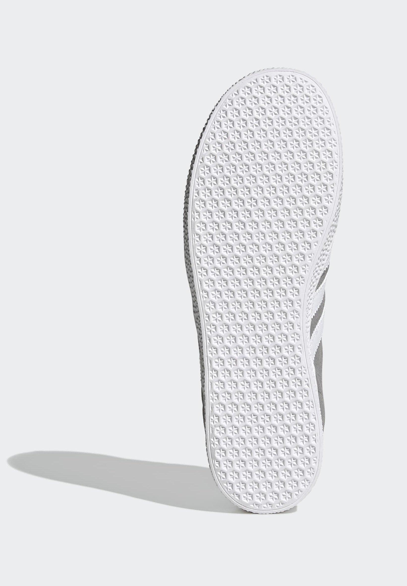 Adidas Gazelle Grey Three/ Cloud White/Gold Metallic - Plumas Kicks