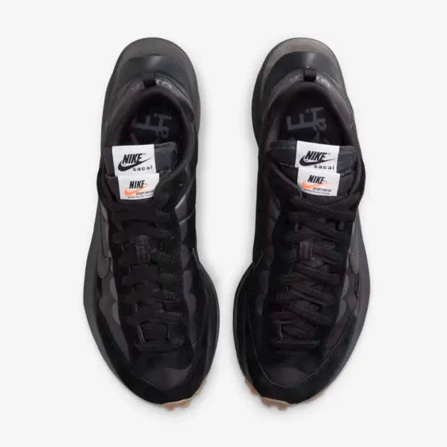 Nike Vaporwaffle Sacai " Black And Gum " - Plumas Kicks